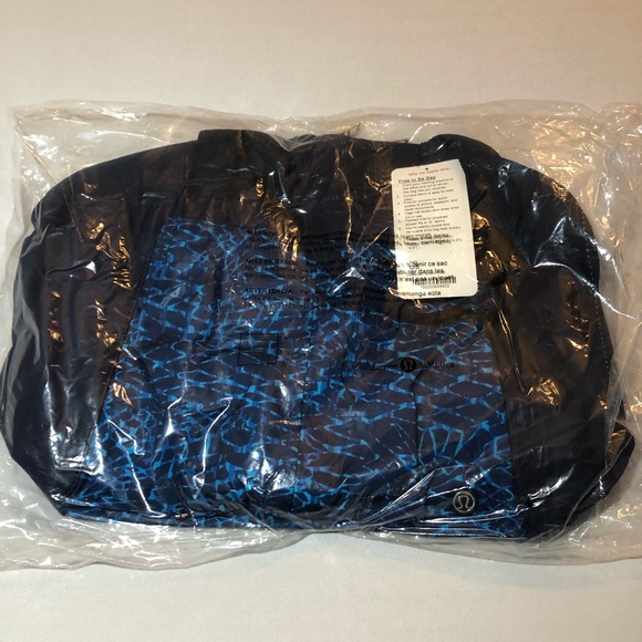 🆕 Lululemon Free to Be Bag - Picture 2 of 6